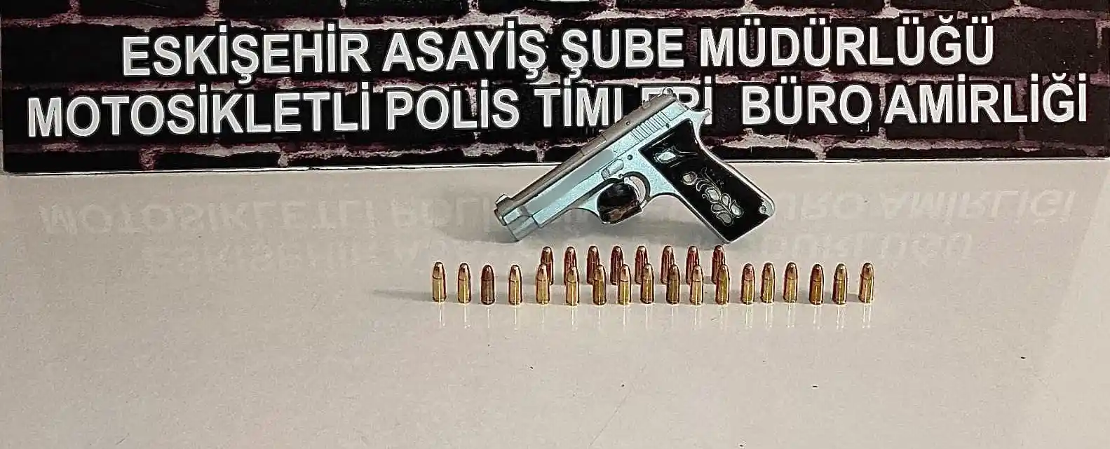 Şüpheli şahısların üzerinden silah, mermi ve uyuşturucu madde ele geçirildi
