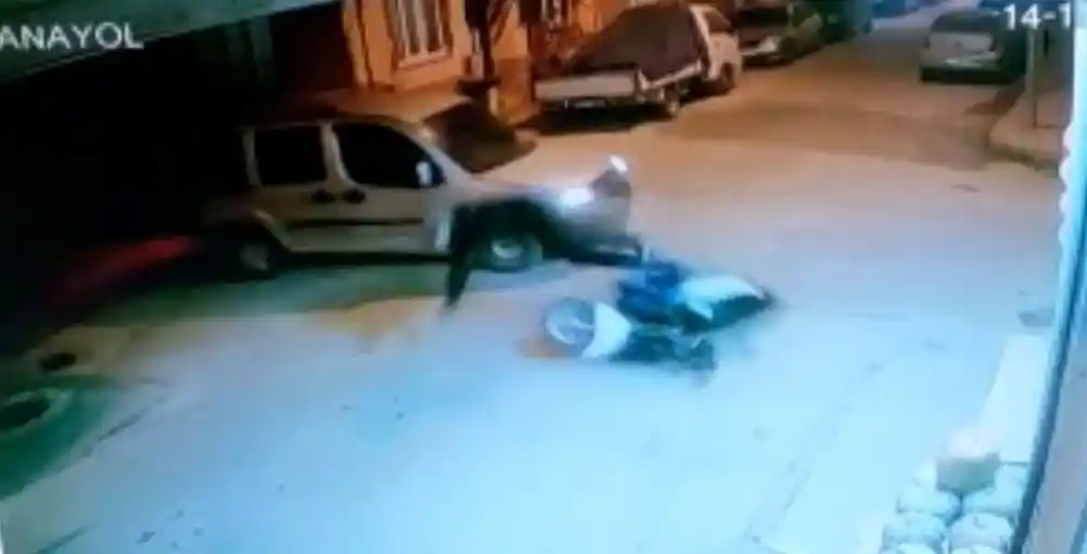 Sürücünün çarptığı bisikletliyi bırakıp kaçtığı anlar kamerada