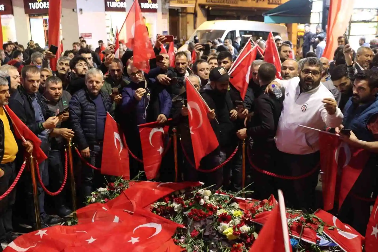 Taksiciler İstiklal Caddesi'nde bombalı saldırıyı kınamak için karanfil bıraktı