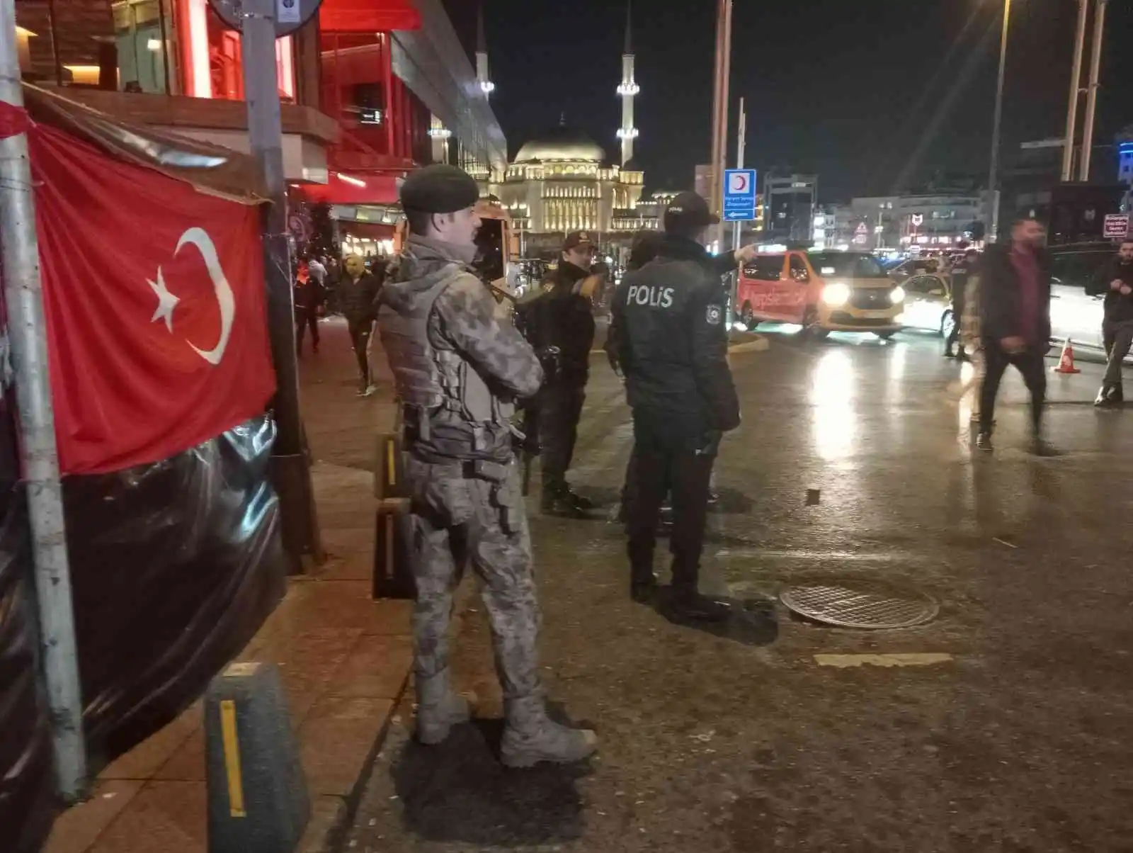 Taksim'de Huzur Uygulaması: Silahla tehditten aranan şüpheli yakalandı
