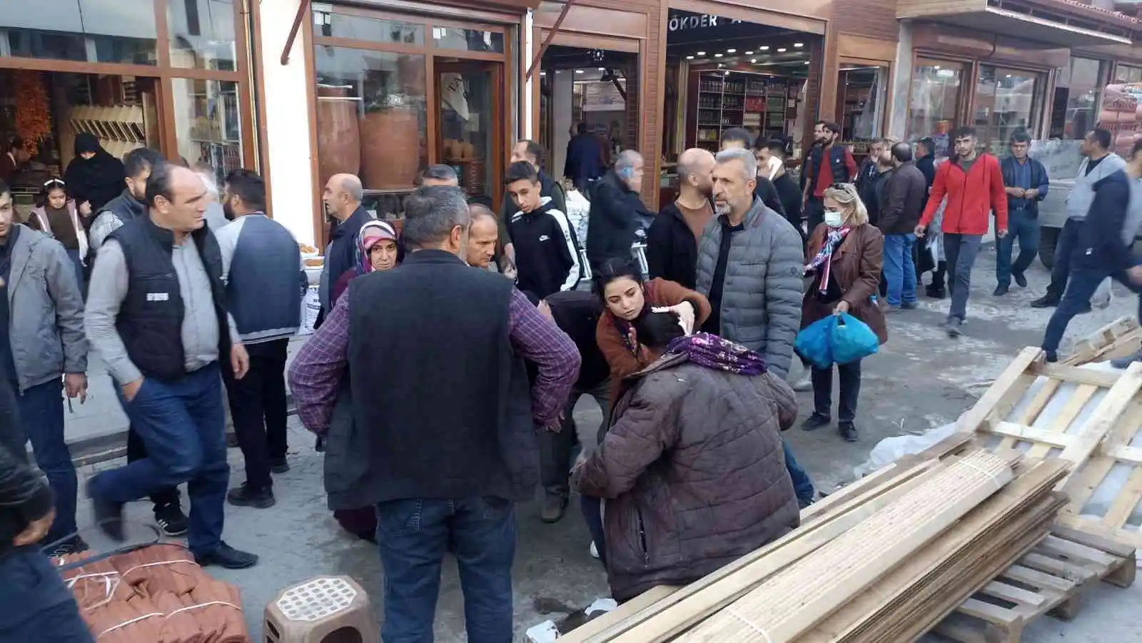 Tarihi Kapalıçarşı'da sundurma çöktü: 5 yaralı
