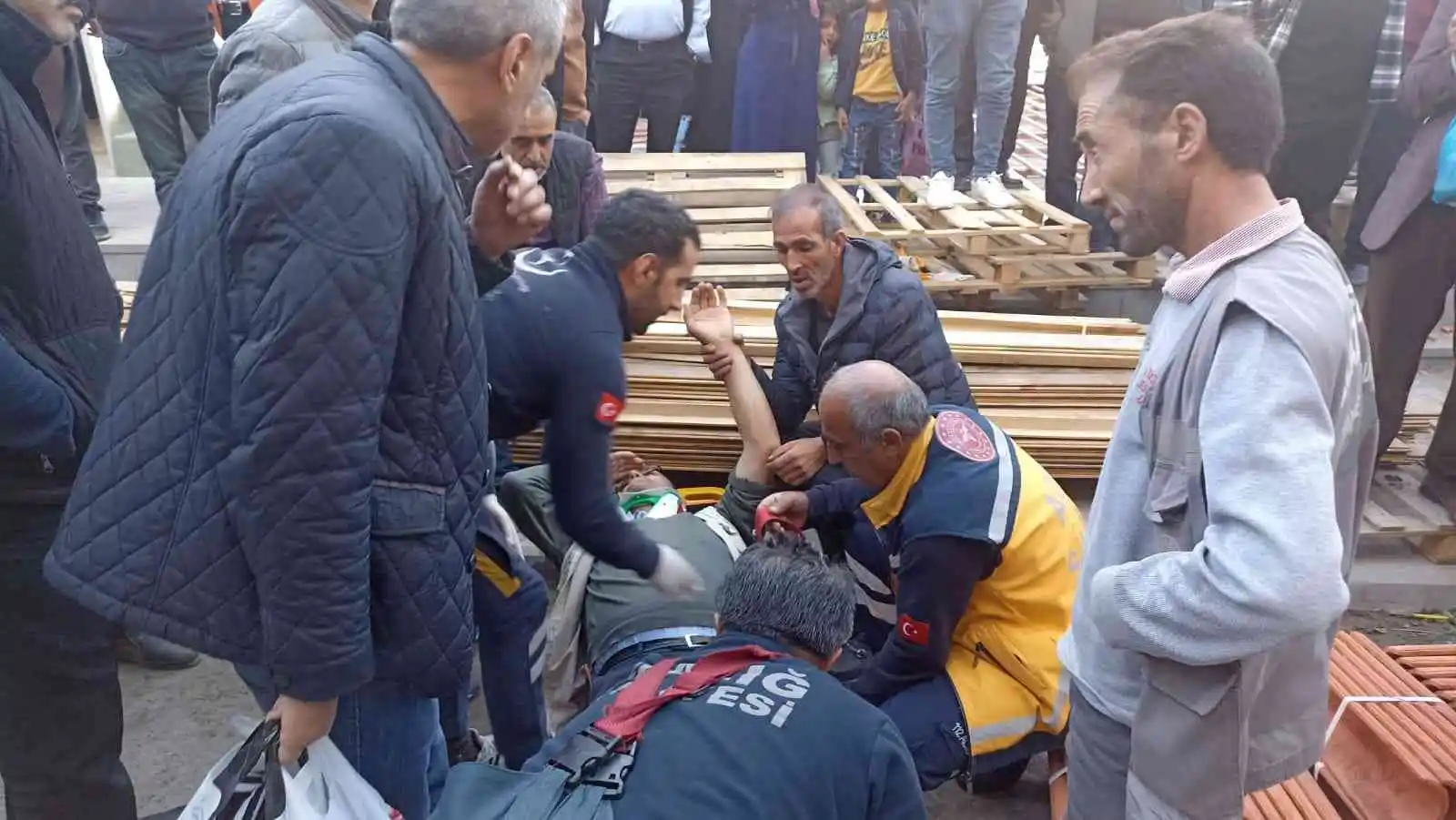 Tarihi Kapalıçarşı’da sundurma çöktü: 5 yaralı
