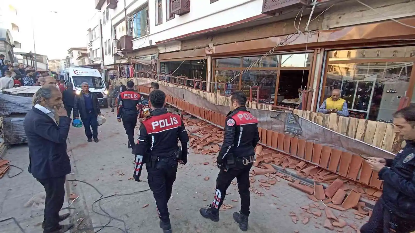 Tarihi Kapalıçarşı’da sundurma çöktü: 5 yaralı
