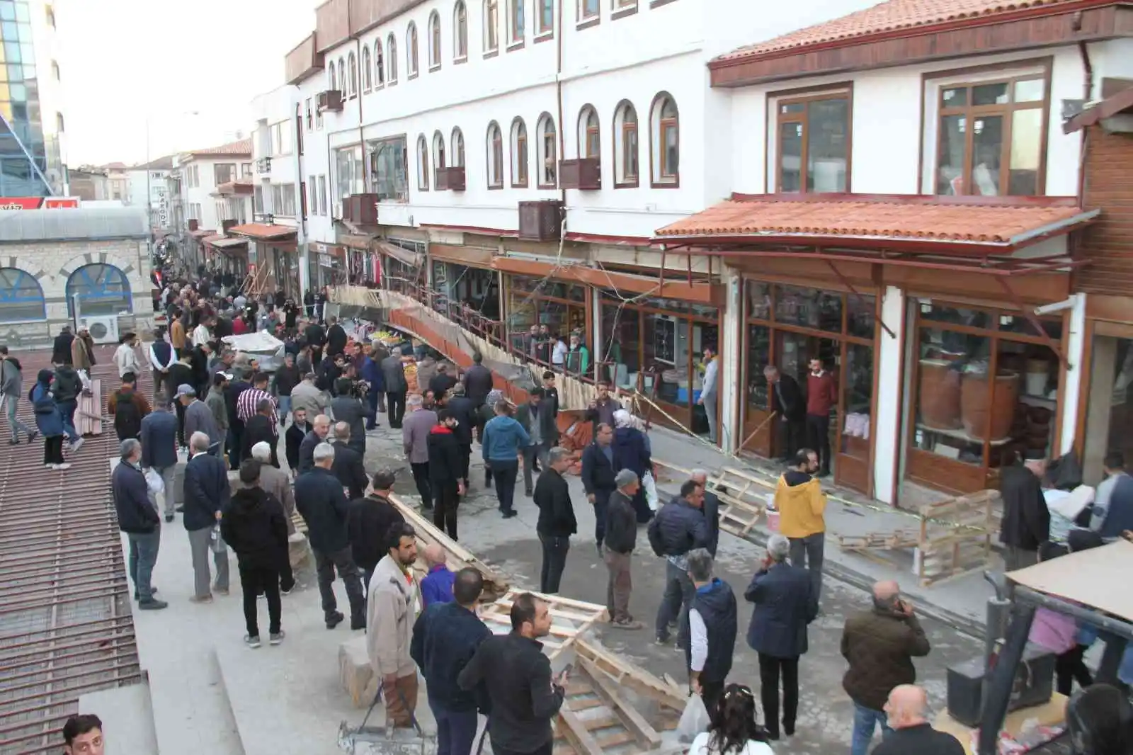 Tarihi Kapalıçarşı’da sundurma çöktü: 5 yaralı
