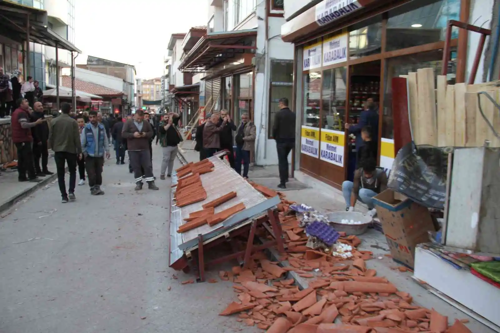 Tarihi Kapalıçarşı’da sundurma çöktü: 5 yaralı
