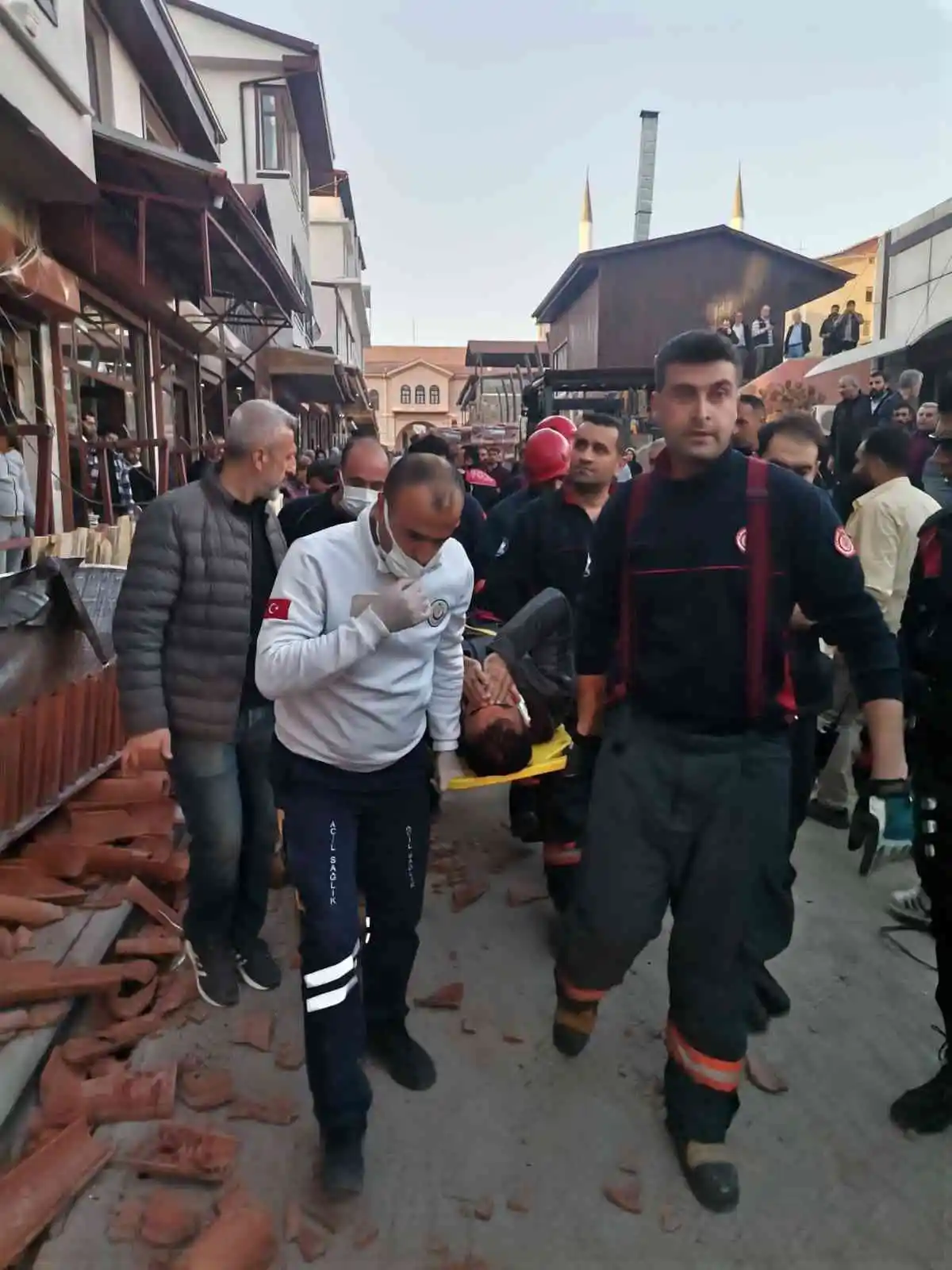 Tarihi Kapalıçarşı’da sundurma çöktü: 5 yaralı
