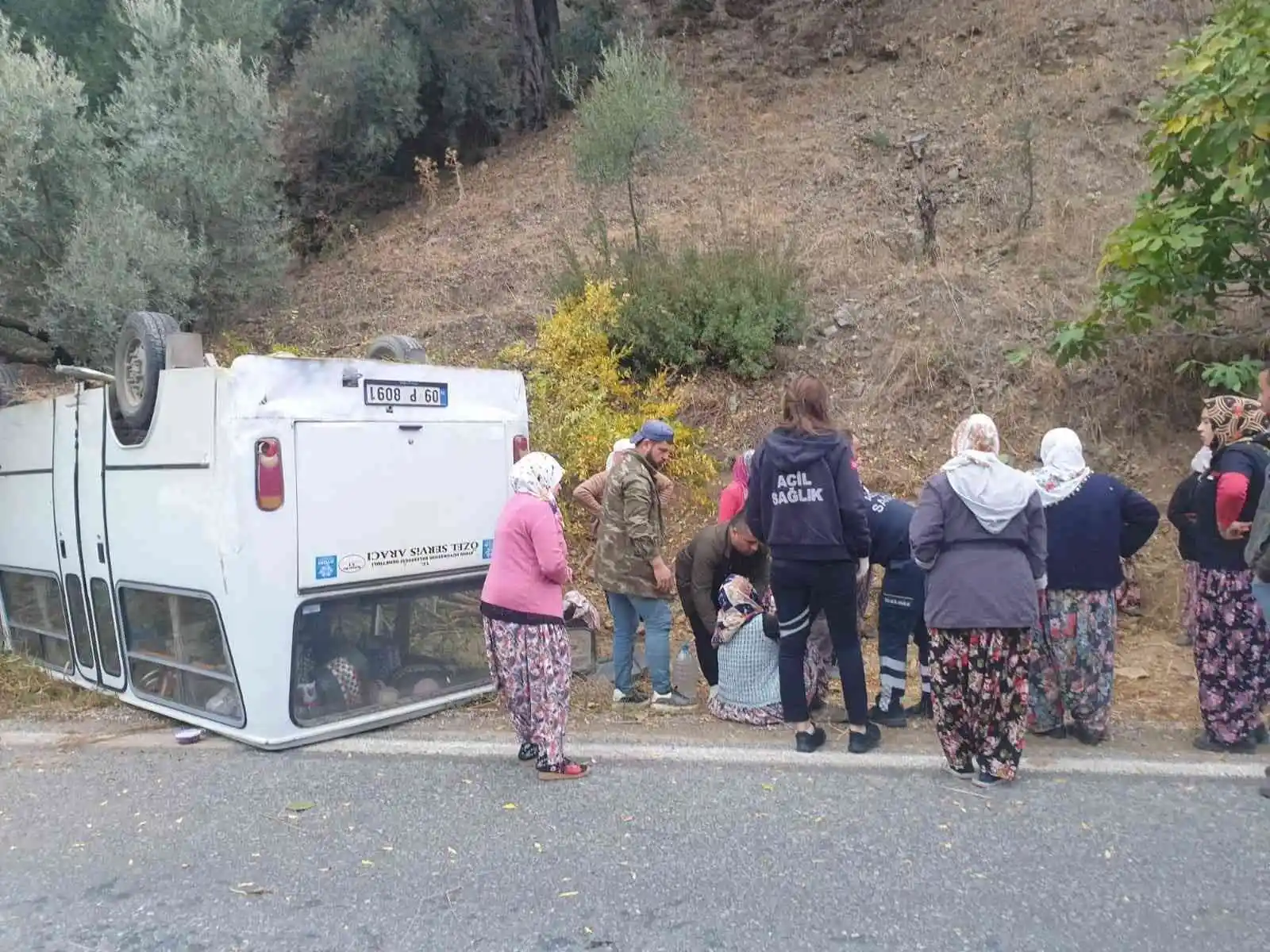 Tarım işçilerini taşıyan minibüs takla attı