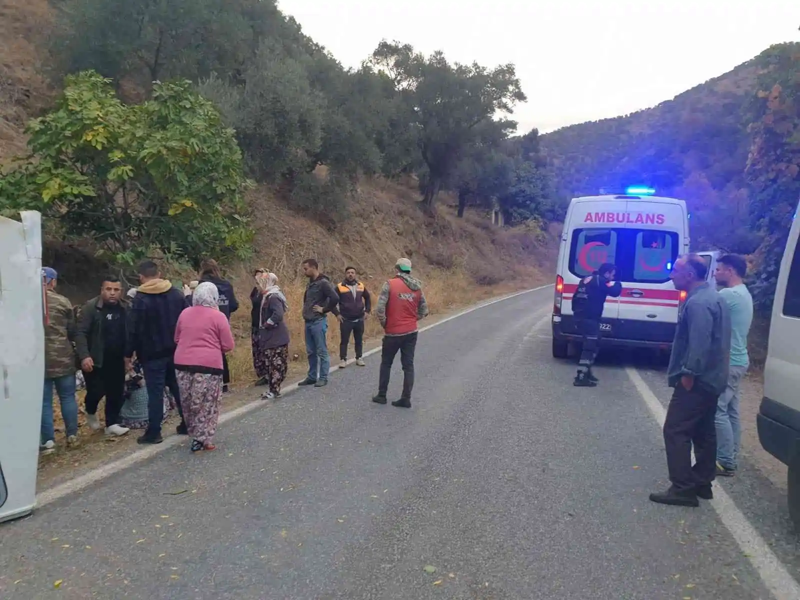 Tarım işçilerini taşıyan minibüs takla attı