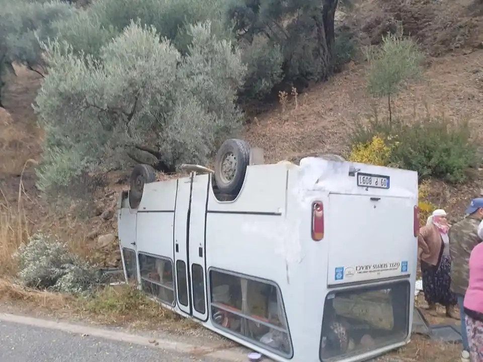 Tarım işçilerini taşıyan minibüs takla attı