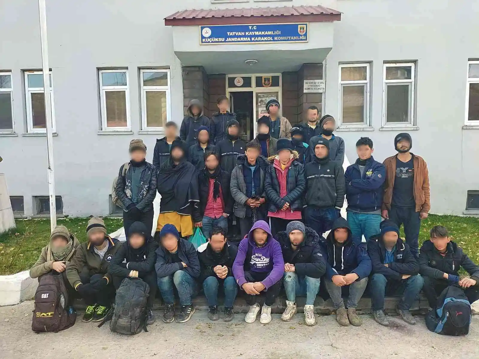 Tatvan'da 28 düzensiz göçmen yakalandı