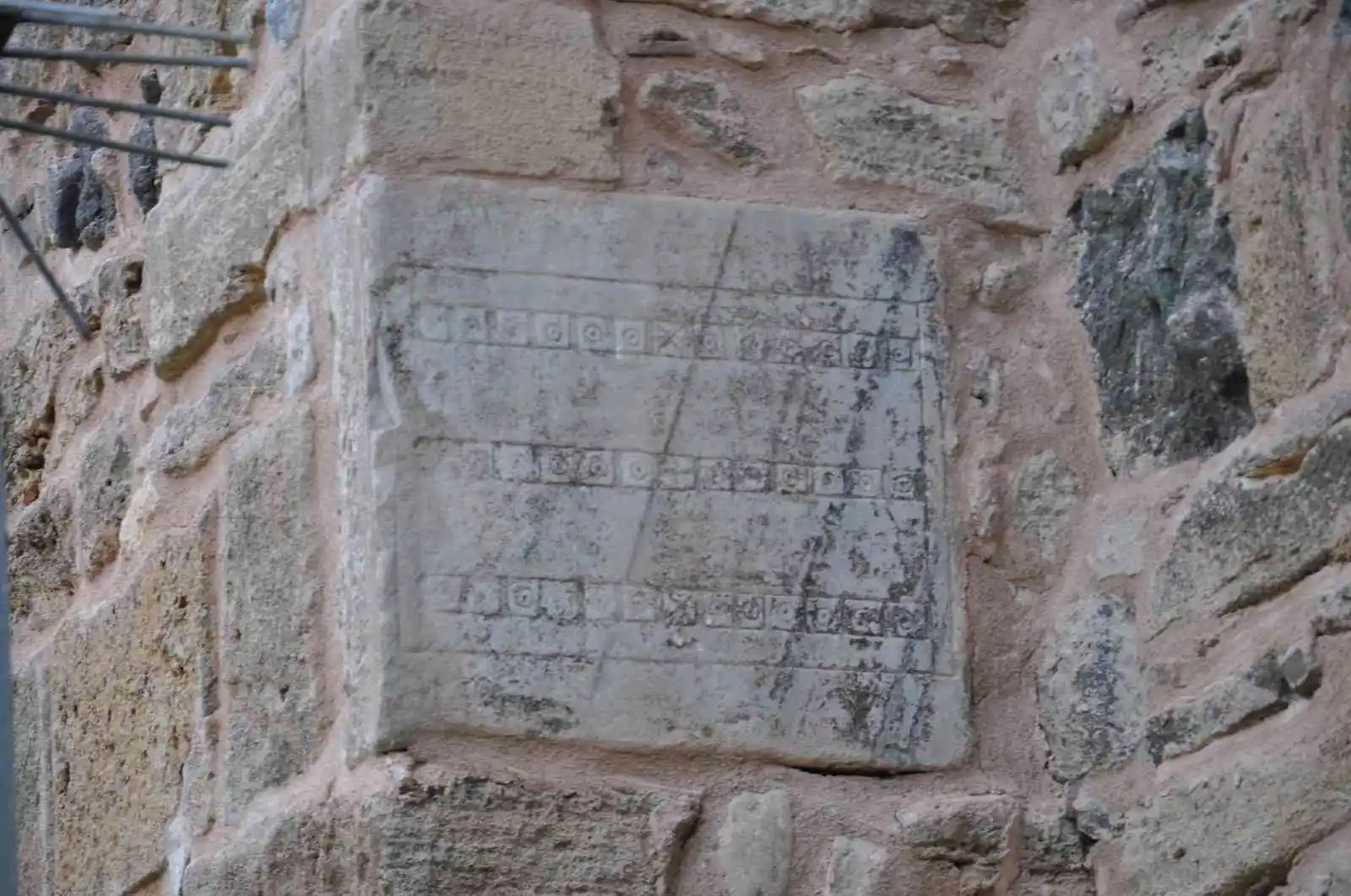 Tavlanın antik çağlardaki dedesi oyunun taş oyması Sinop surlarında gün yüzüne çıktı