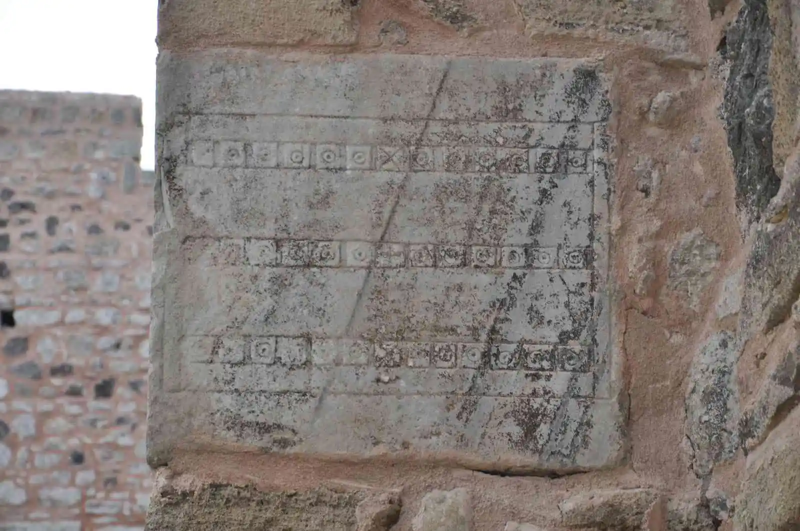 Tavlanın antik çağlardaki dedesi oyunun taş oyması Sinop surlarında gün yüzüne çıktı
