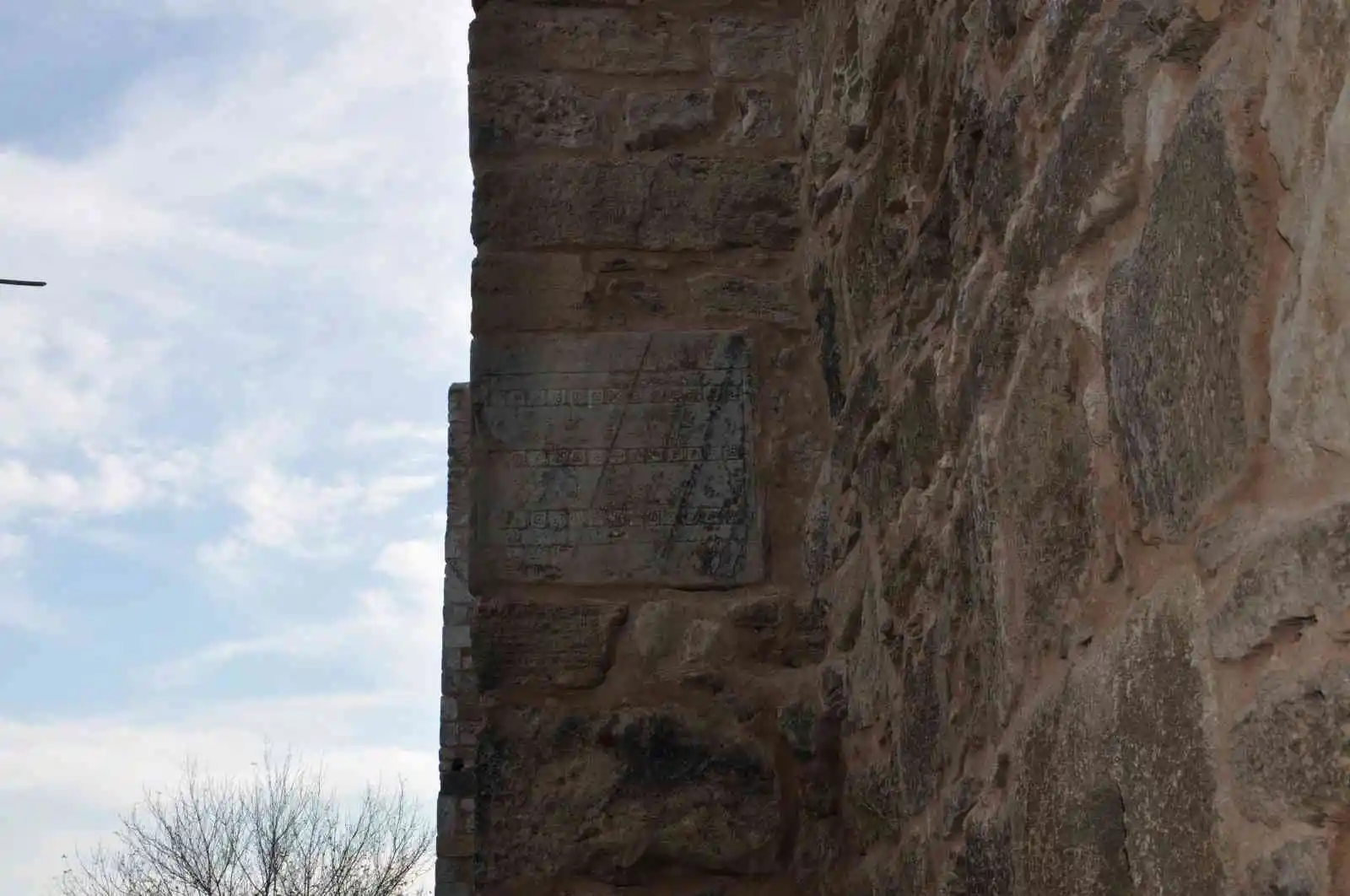 Tavlanın antik çağlardaki dedesi oyunun taş oyması Sinop surlarında gün yüzüne çıktı