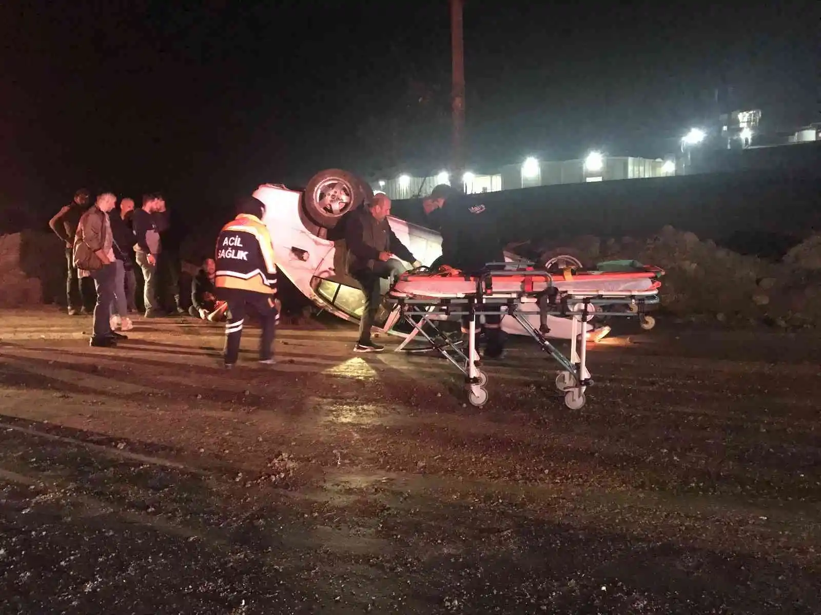 Tekirdağ'da trafik levhalarına çarpan otomobil takla attı: 3 yaralı