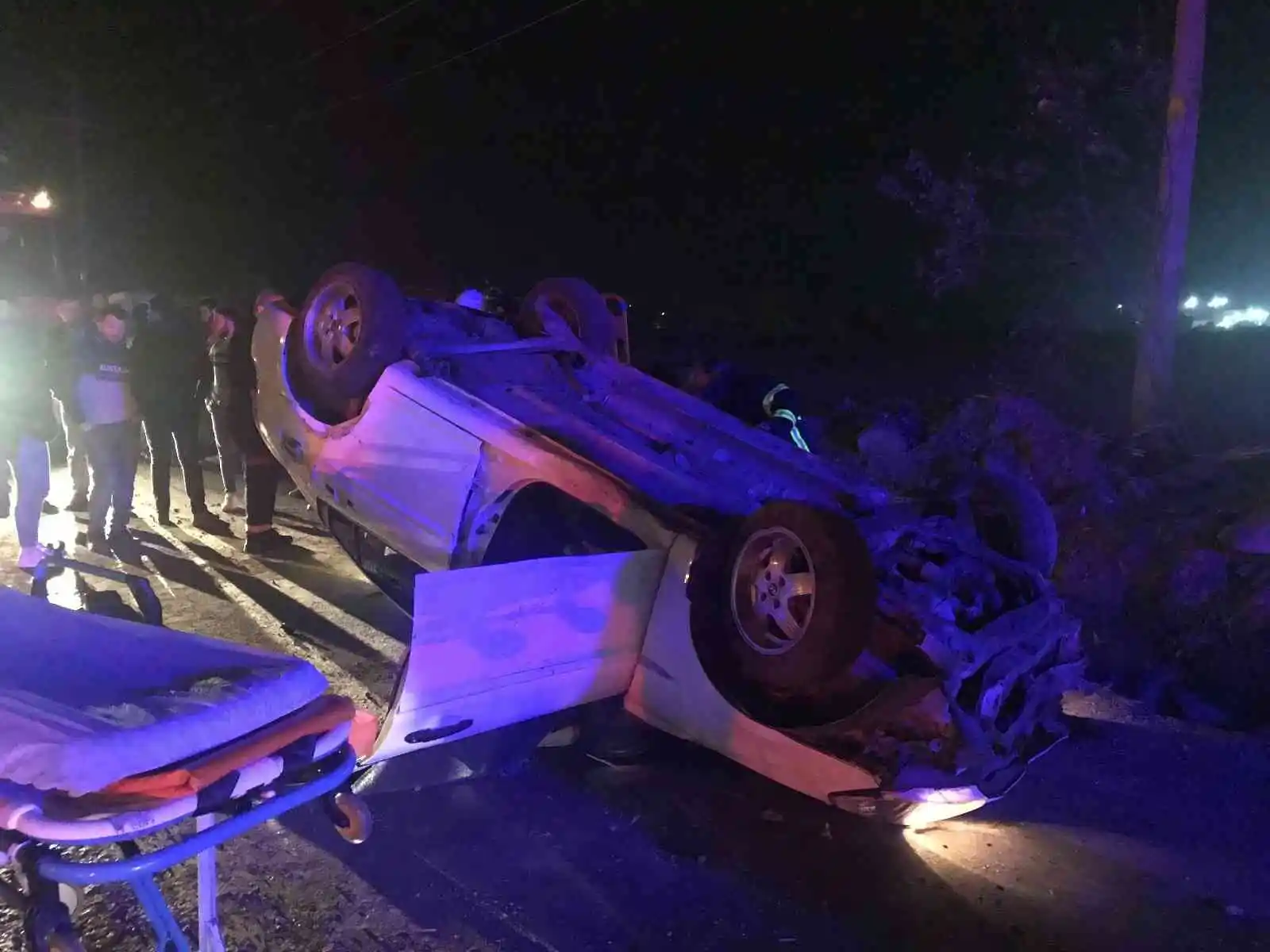 Tekirdağ’da trafik levhalarına çarpan otomobil takla attı: 3 yaralı