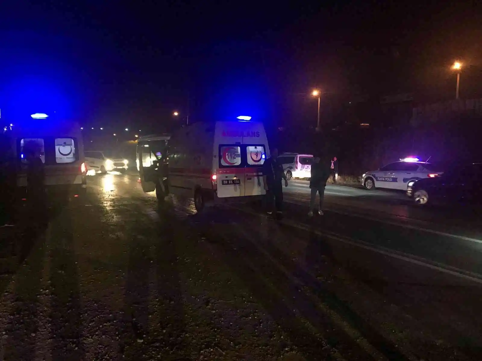 Tekirdağ’da trafik levhalarına çarpan otomobil takla attı: 3 yaralı