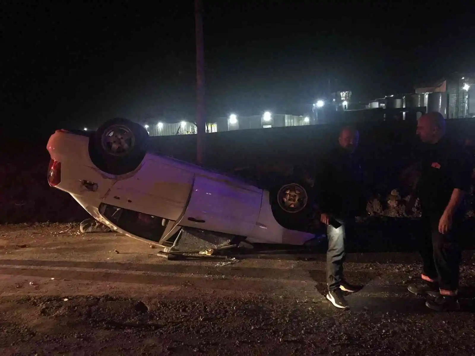 Tekirdağ’da trafik levhalarına çarpan otomobil takla attı: 3 yaralı