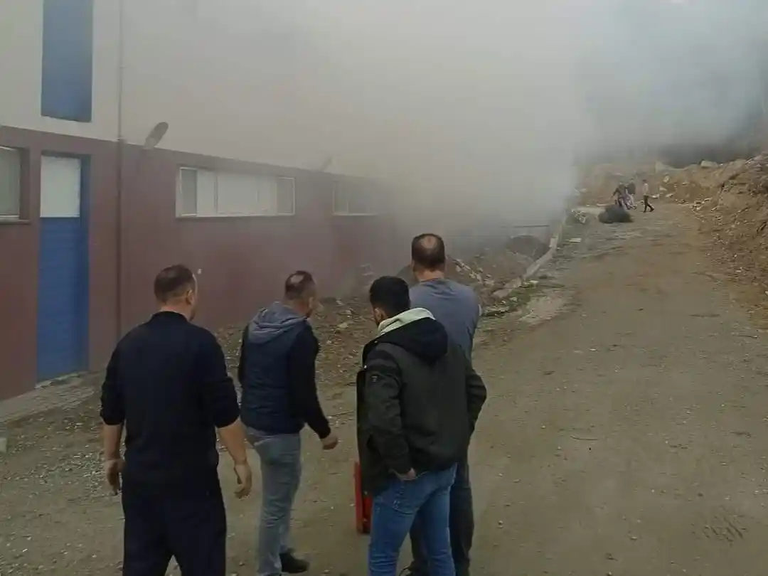 Tekstil atölyesinde yangın: 3 işçi dumandan etkilendi
