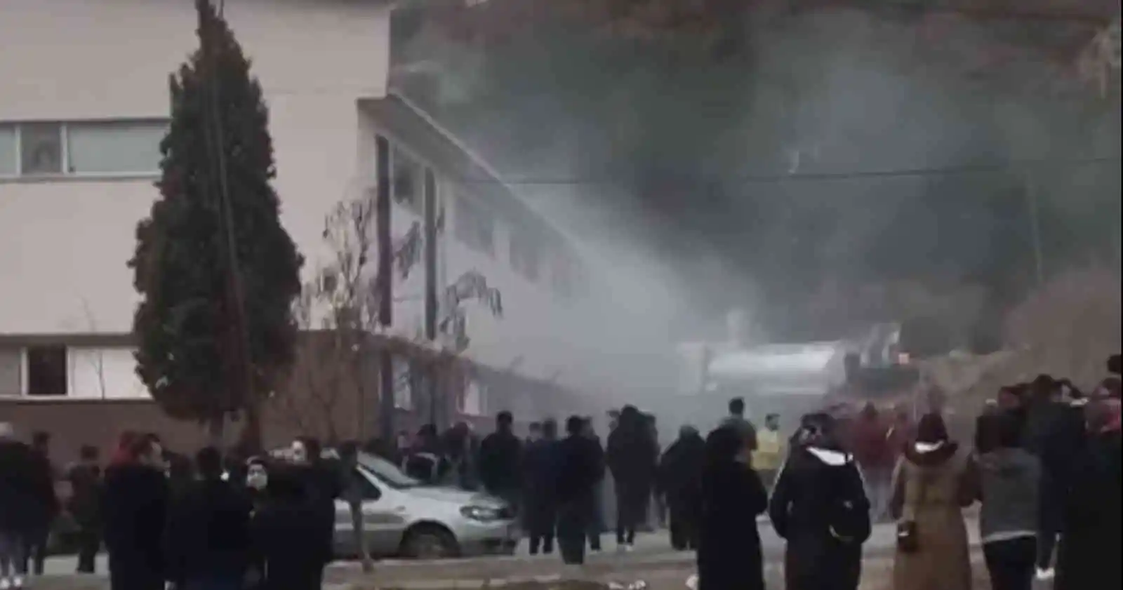 Tekstil atölyesinde yangın: 3 işçi dumandan etkilendi
