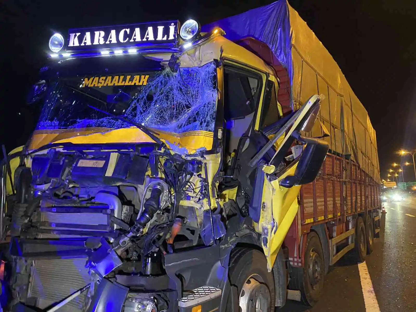 TEM'de 2 kamyon çarpıştı, araçta sıkışan sürücü yaralandı