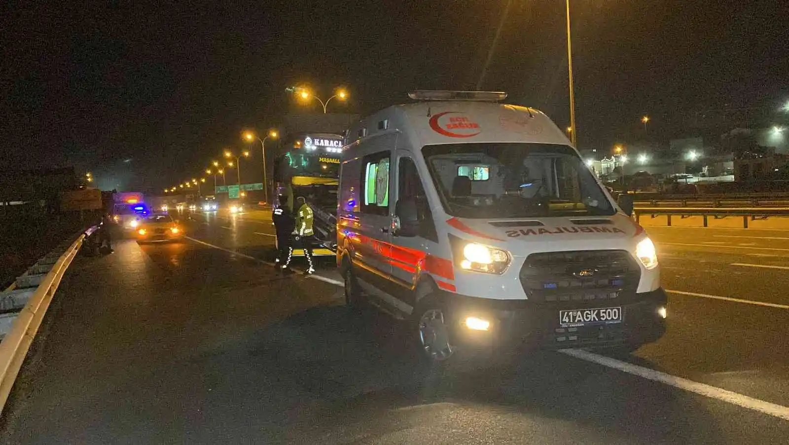 TEM’de 2 kamyon çarpıştı, araçta sıkışan sürücü yaralandı