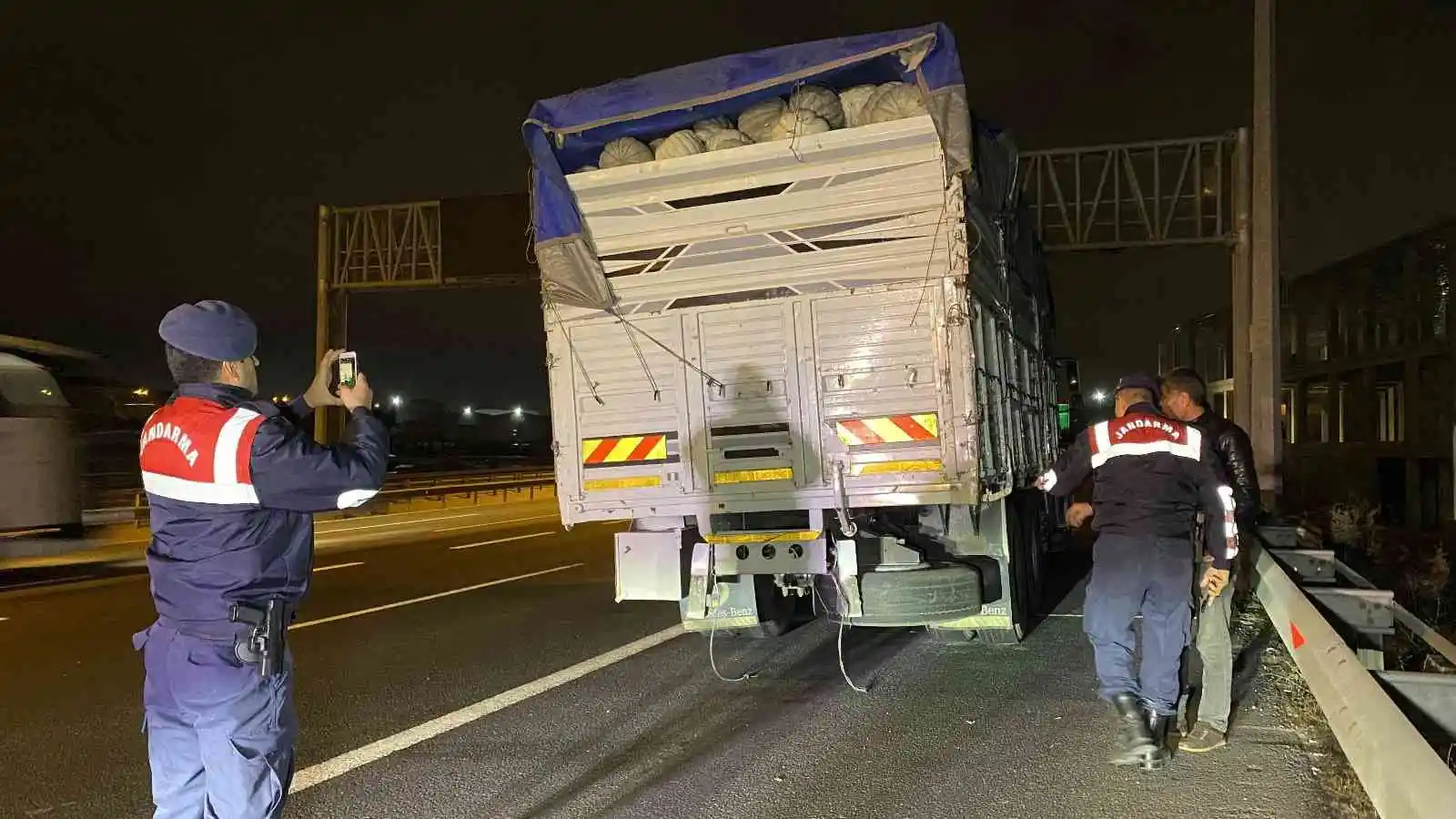 TEM’de 2 kamyon çarpıştı, araçta sıkışan sürücü yaralandı