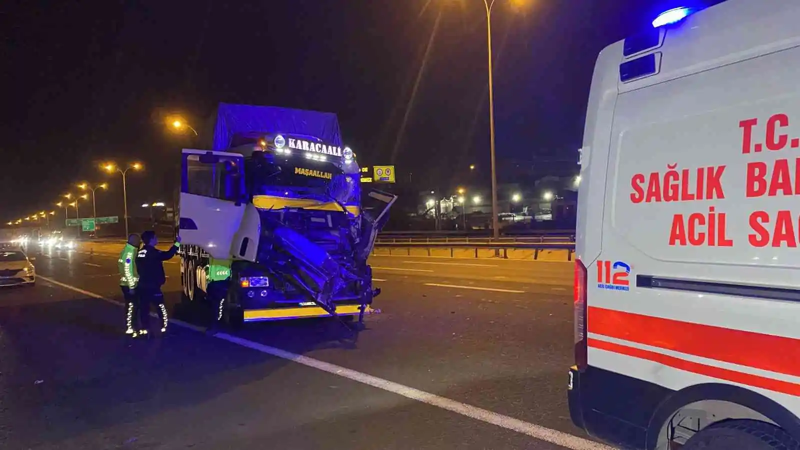 TEM’de 2 kamyon çarpıştı, araçta sıkışan sürücü yaralandı