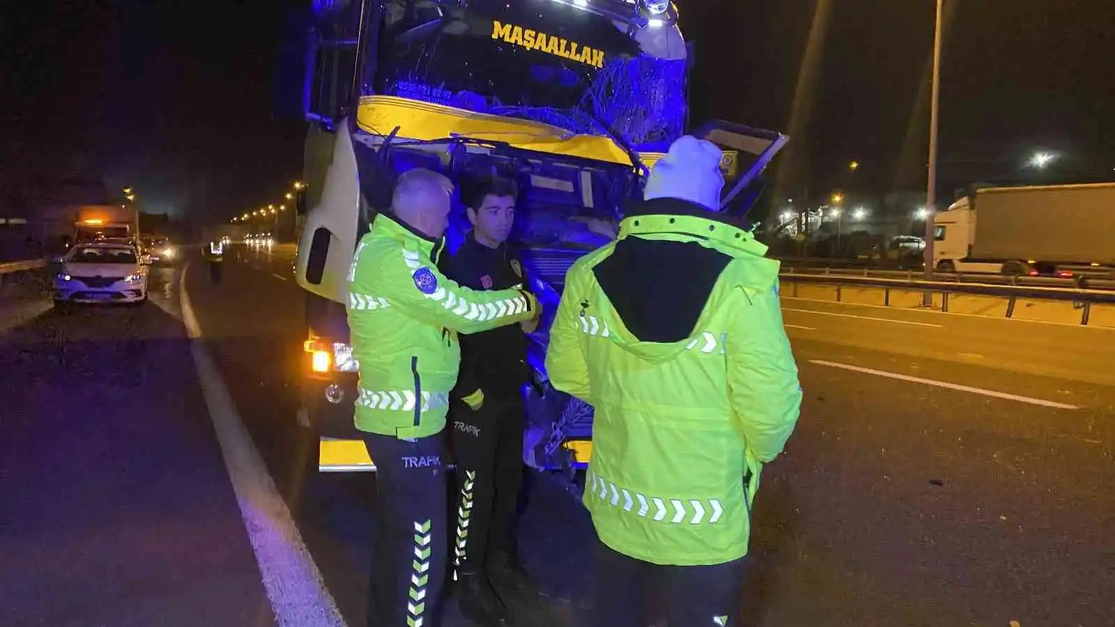 TEM’de 2 kamyon çarpıştı, araçta sıkışan sürücü yaralandı