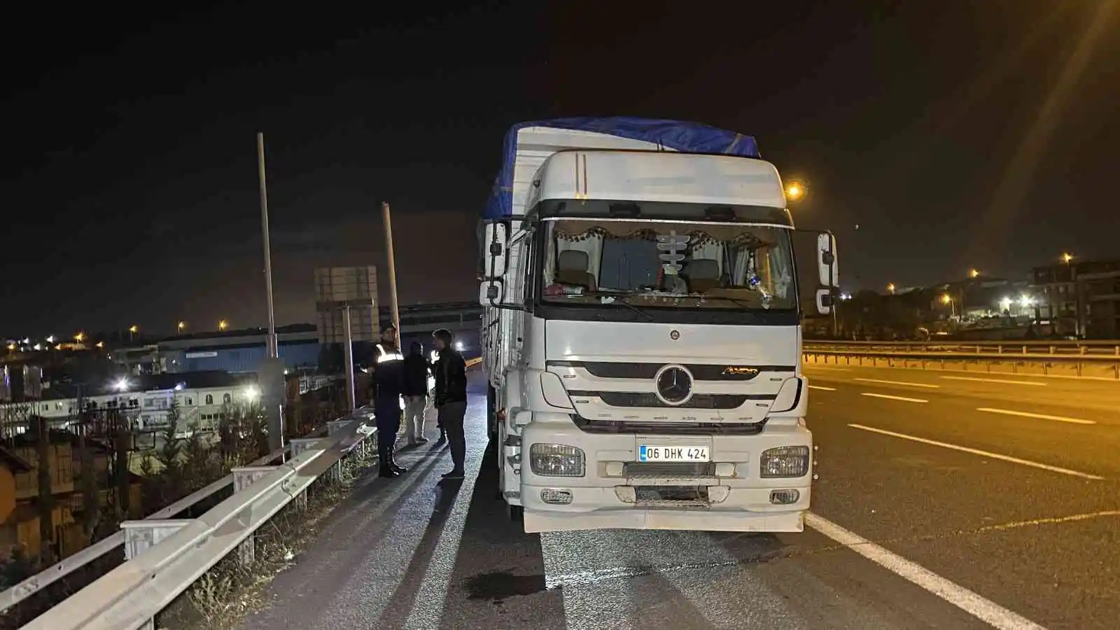 TEM’de 2 kamyon çarpıştı, araçta sıkışan sürücü yaralandı