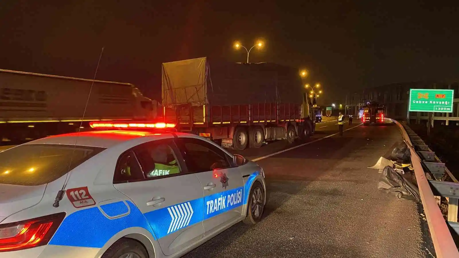 TEM’de 2 kamyon çarpıştı, araçta sıkışan sürücü yaralandı