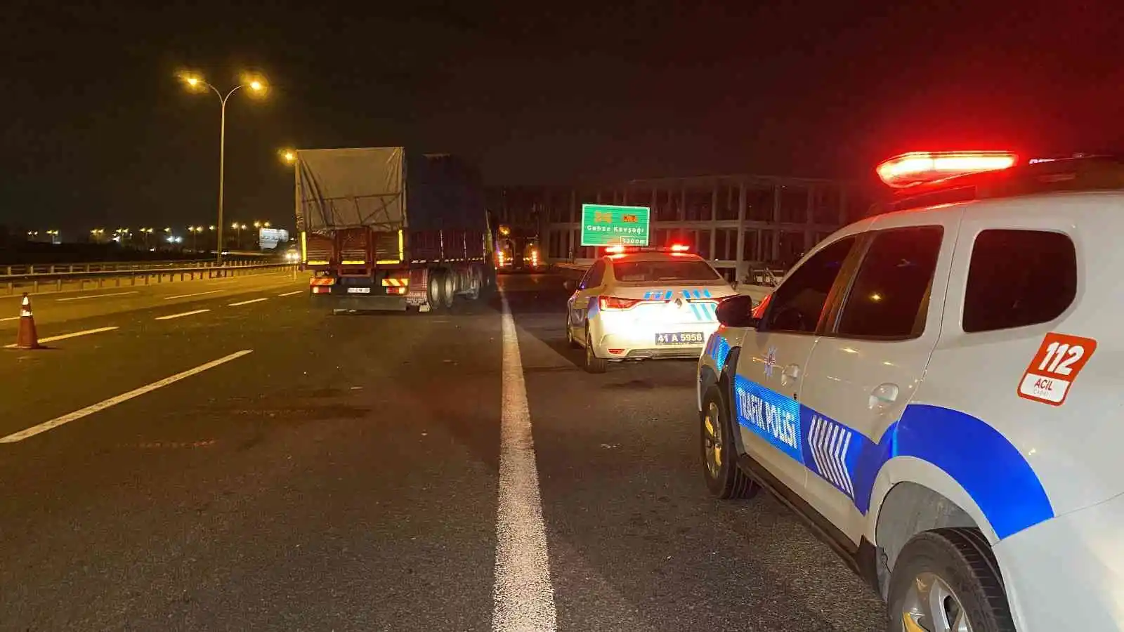 TEM’de 2 kamyon çarpıştı, araçta sıkışan sürücü yaralandı