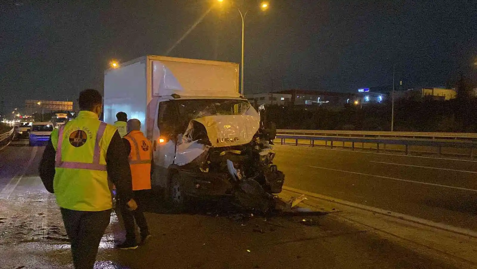 TEM’de tıra çarpan kamyonetin sürücüsü yaralandı
