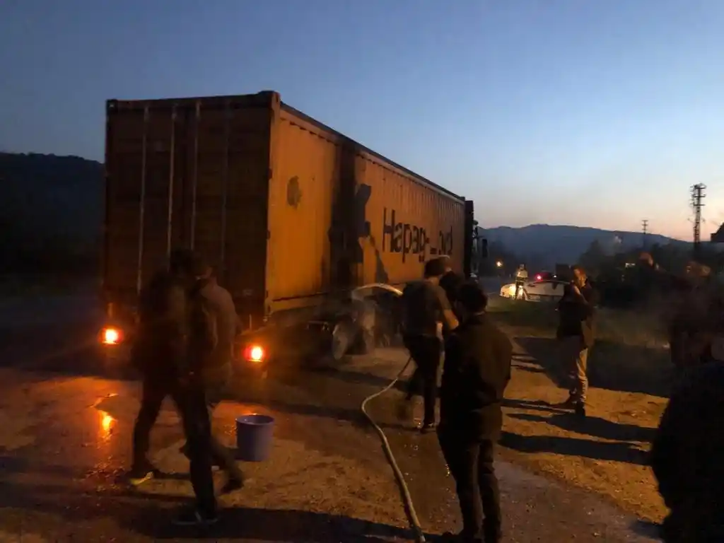 Tırın lastiği alev aldı, faciaya yol açmadan söndürüldü