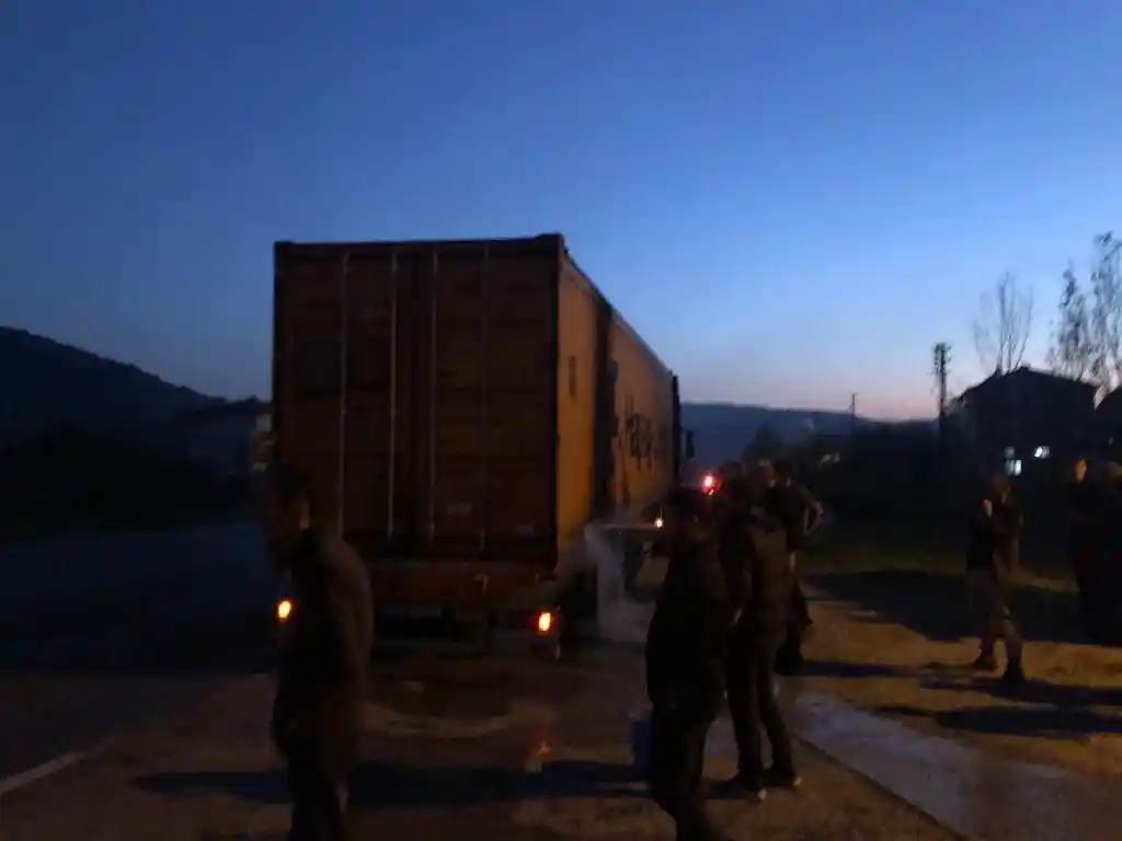 Tırın lastiği alev aldı, faciaya yol açmadan söndürüldü