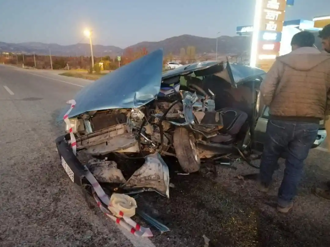 Tomruk yüklü kamyon otomobille çarpıştı; 2 yaralı