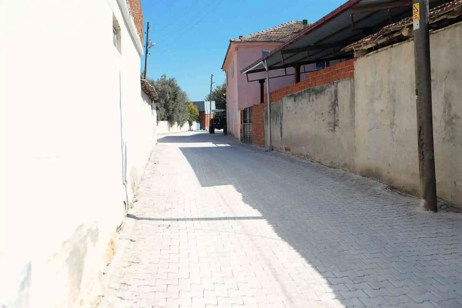 Toz ve çamurdan geçilmeyen sokaklar yenileniyor
