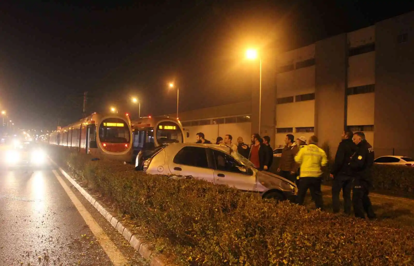 Tramvay yoluna giren otomobil takla attı
