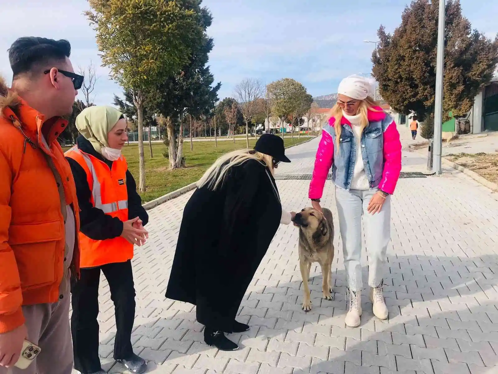 Tuğba Özay Konya'daki hayvan barınağını gezdi
