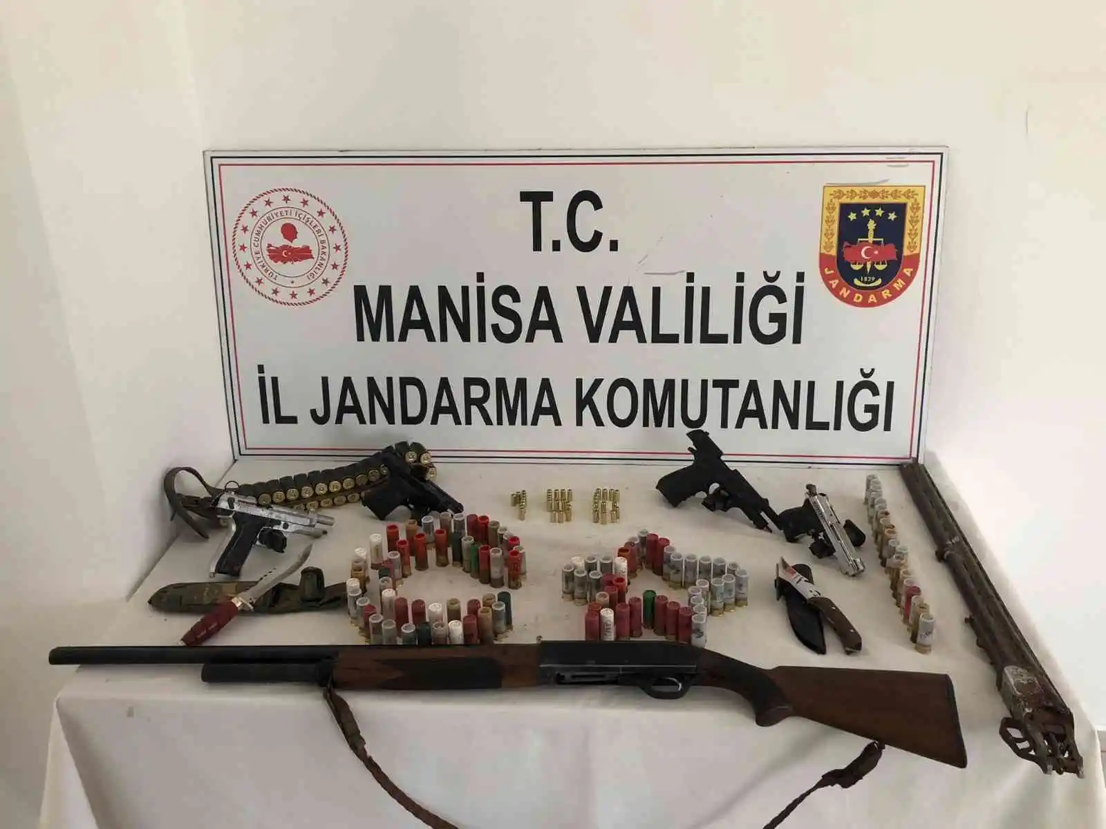 Turgutlu'da bir evde yapılan aramada çok sayıda silah ele geçirildi