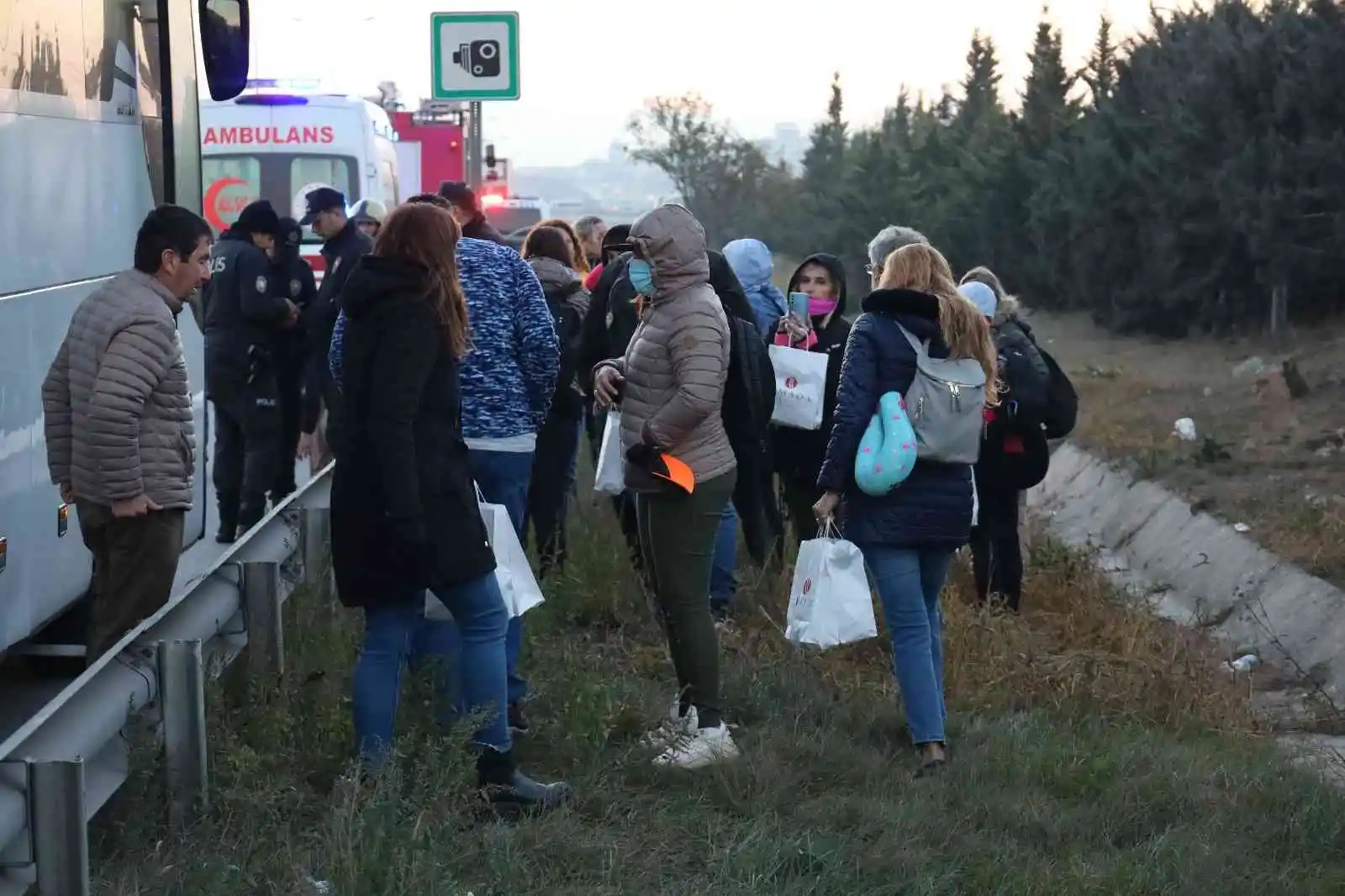 Turistleri taşıyan tur otobüsünün şoförü, TEM’de iki araç arasında kalarak can verdi
