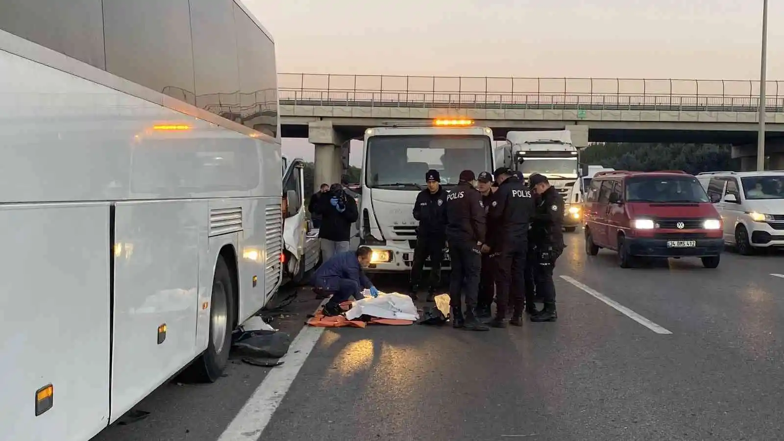 Turistleri taşıyan tur otobüsünün şoförü, TEM’de iki araç arasında kalarak can verdi
