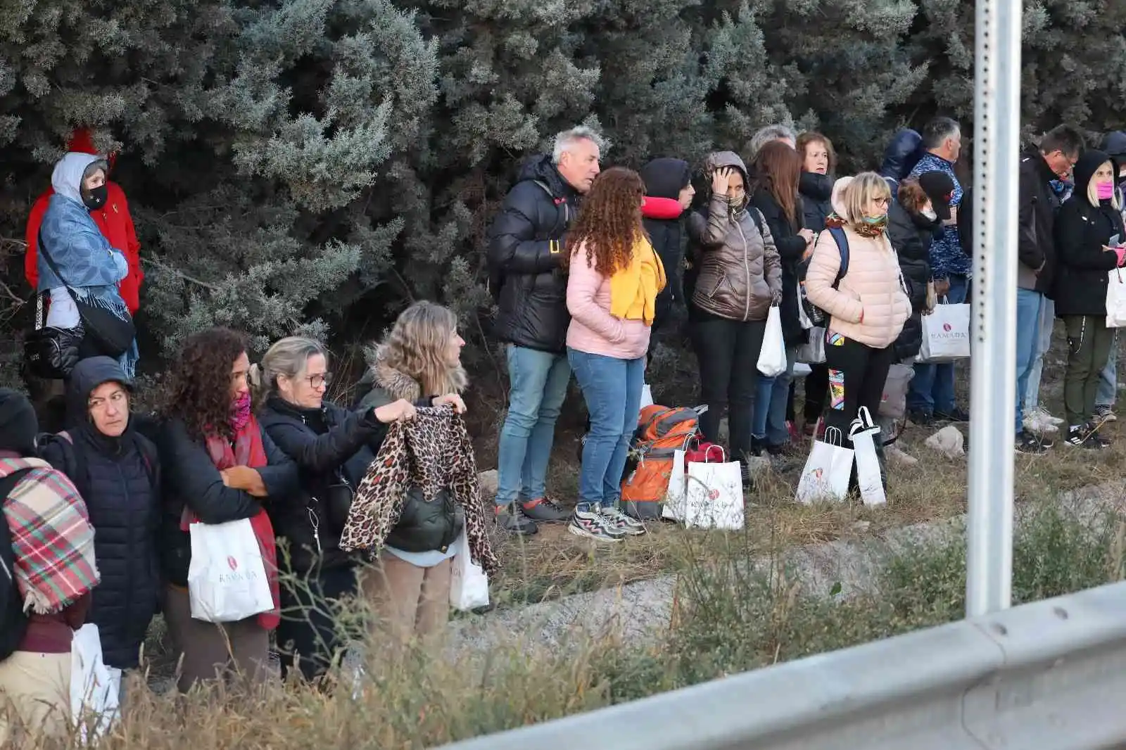 Turistleri taşıyan tur otobüsünün şoförü, TEM’de iki araç arasında kalarak can verdi
