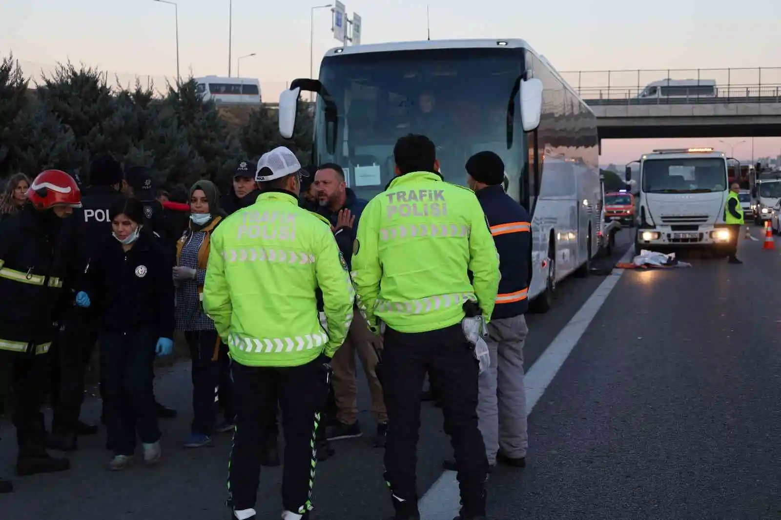 Turistleri taşıyan tur otobüsünün şoförü, TEM’de iki araç arasında kalarak can verdi
