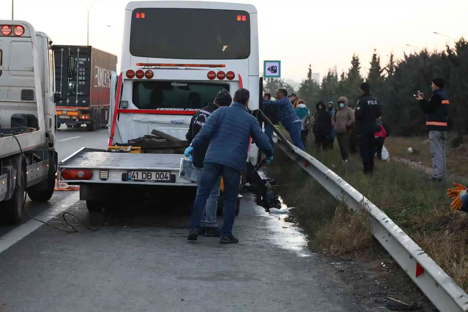 Turistleri taşıyan tur otobüsünün şoförü, TEM’de iki araç arasında kalarak can verdi
