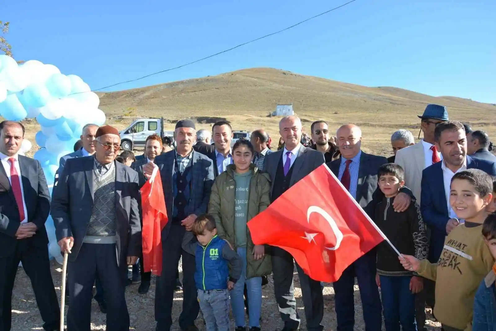 Tuşba Belediyesi, kırsal mahallede yaptığı ilk parkın açılışını gerçekleştirdi