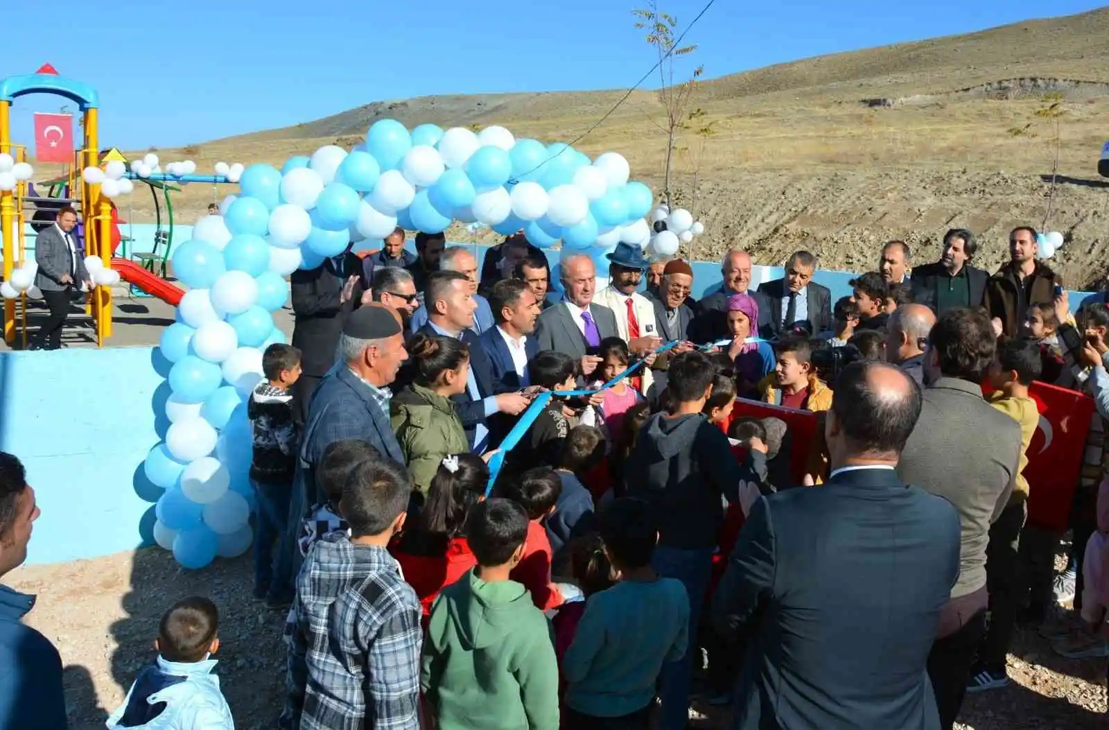 Tuşba Belediyesi, kırsal mahallede yaptığı ilk parkın açılışını gerçekleştirdi