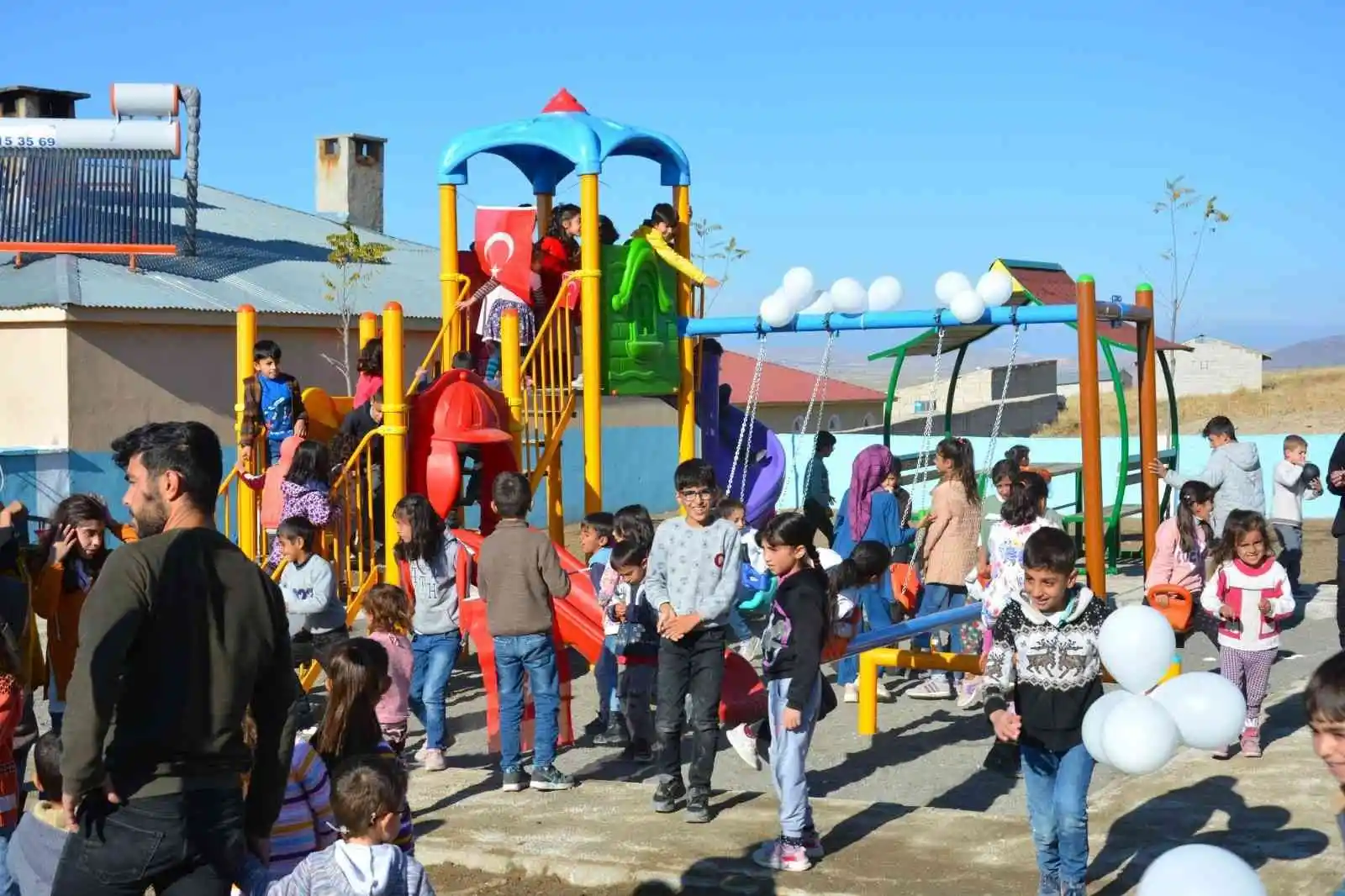 Tuşba Belediyesi, kırsal mahallede yaptığı ilk parkın açılışını gerçekleştirdi