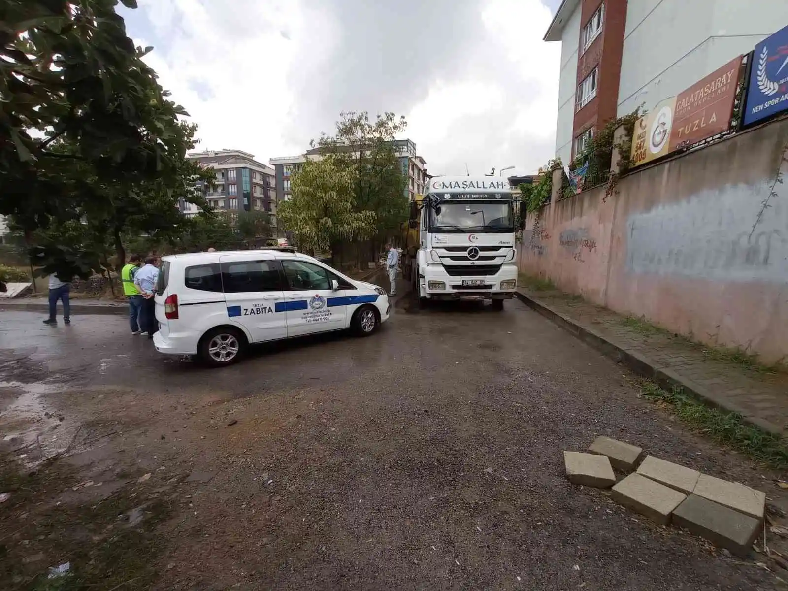 Tuzla Belediyesi zabıta ekiplerinden kaçak döküme suçüstü