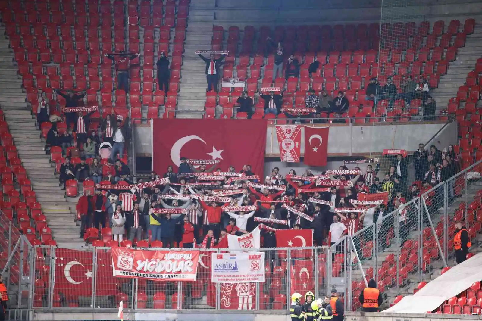 UEFA Avrupa Konferans Ligi: Slavia Prag: 0 - Sivasspor: 1 (İlk yarı)
