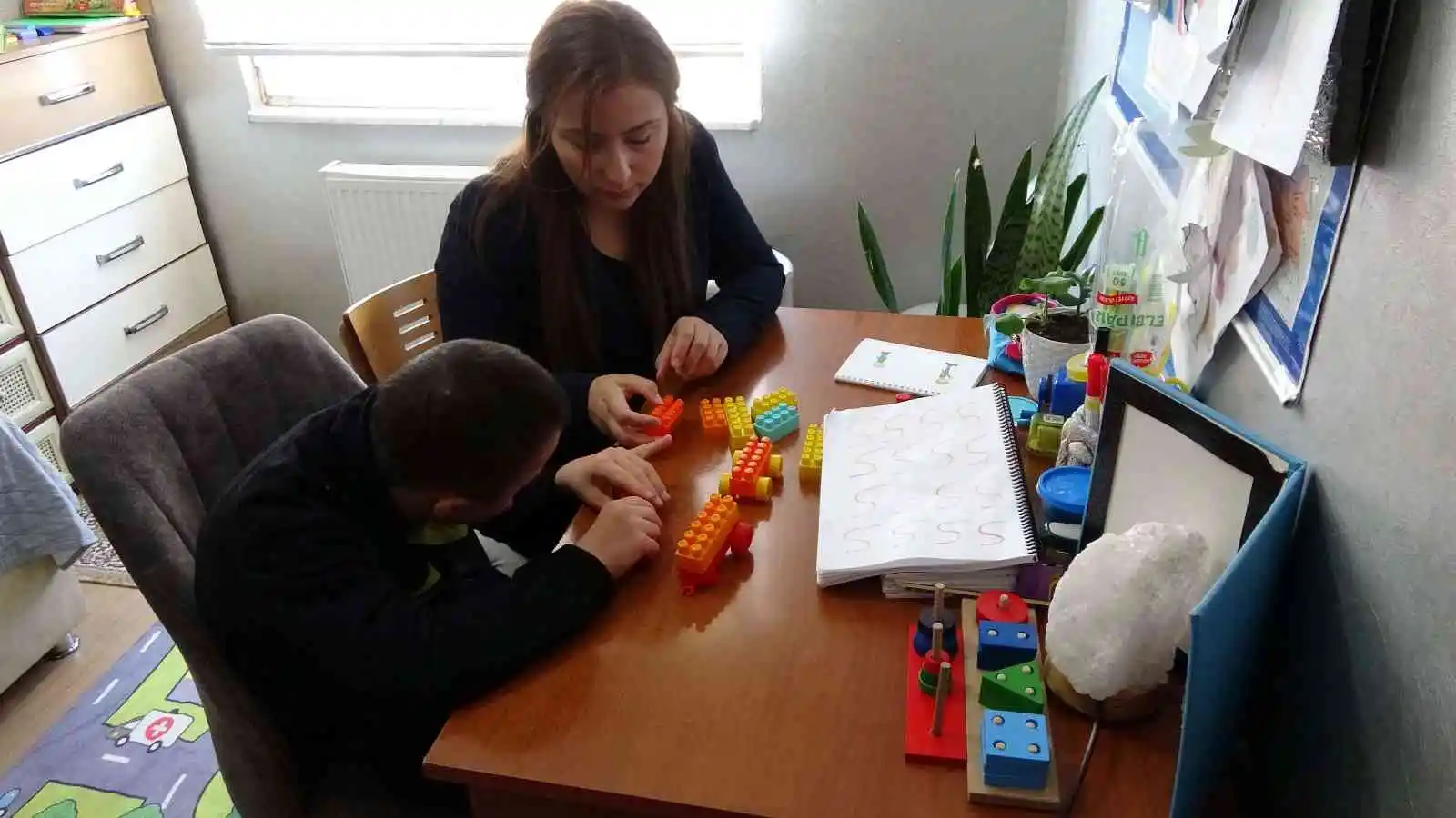 Ümmügülsüm öğretmen özel öğrencisinin hayatına ışık saçıyor